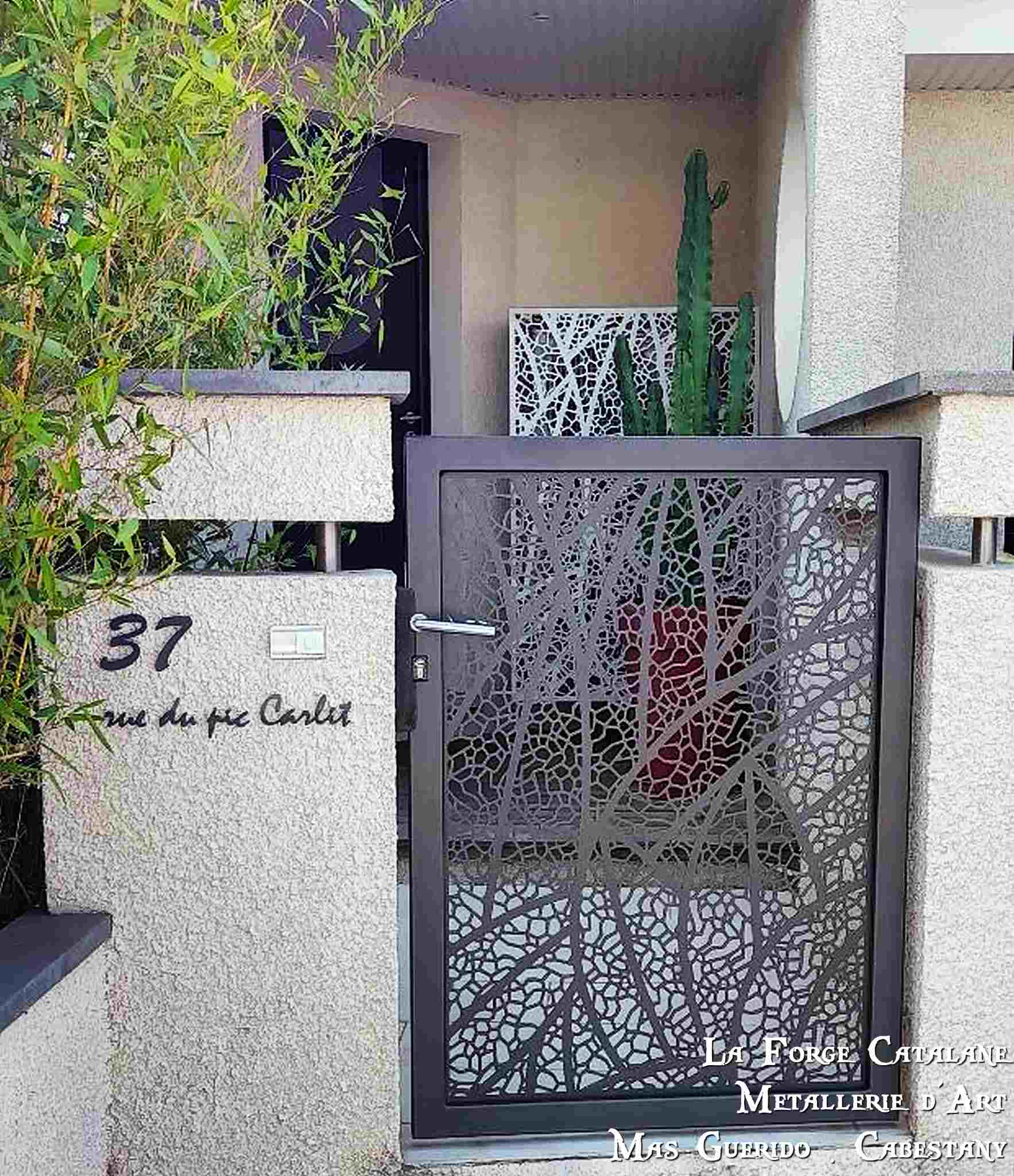 portillon avec motif en decoupe laser termolaque forge  catalane.jpg